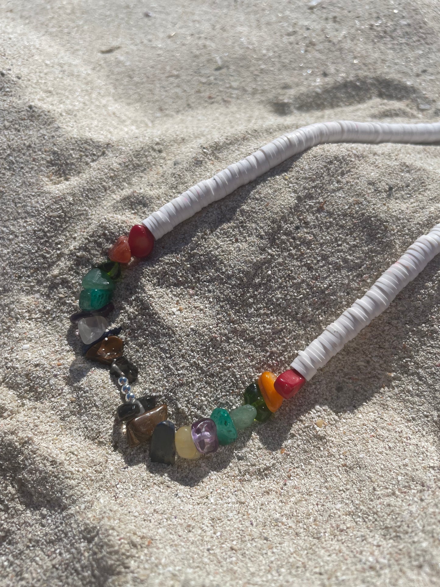 Multi-color necklace with chip stones, gold-plated beads and flat beads for summer