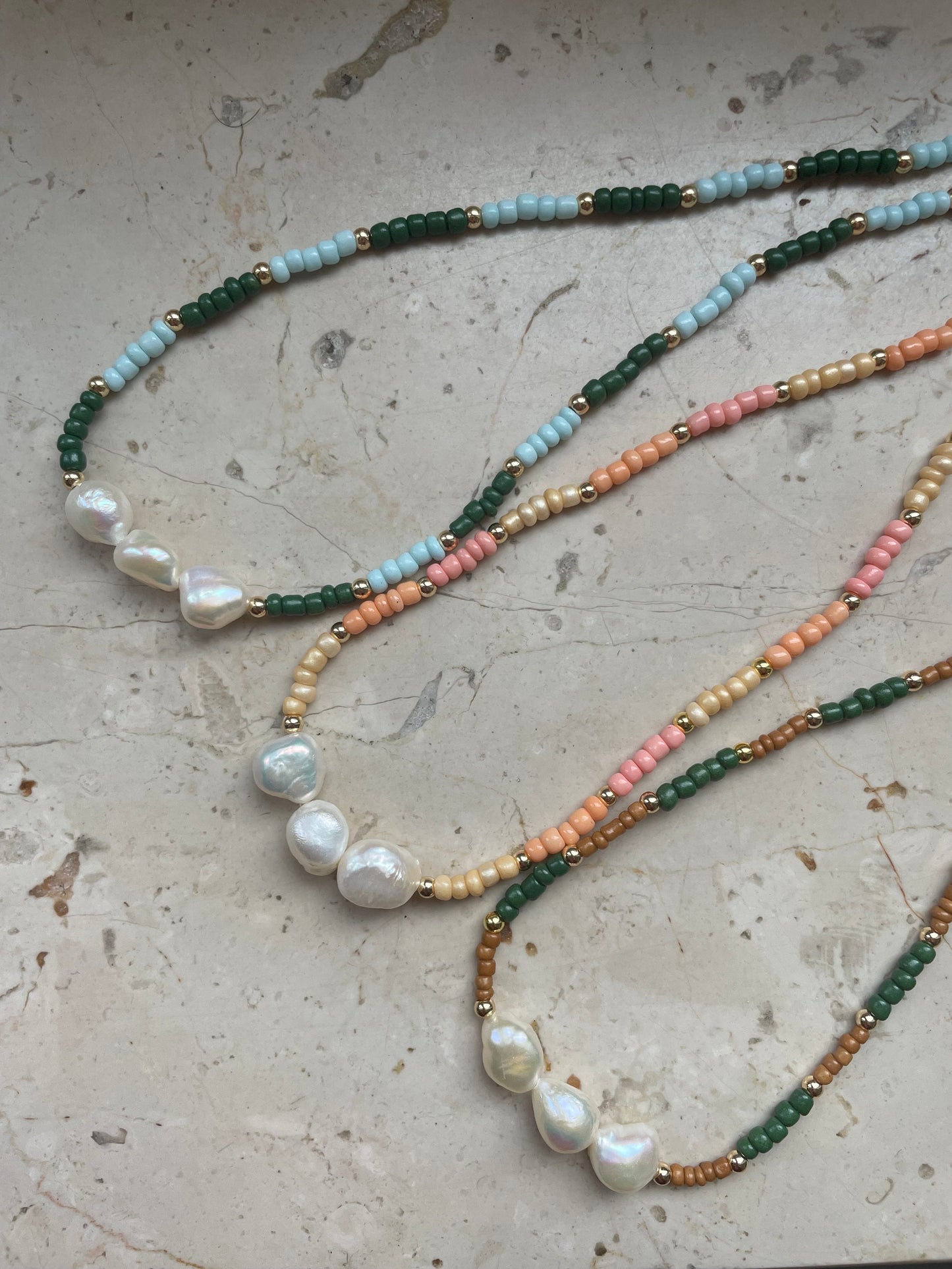 Rocaille beads and freshwater pearls beaded necklace multicolor