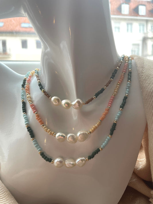 Rocaille beads and freshwater pearls beaded necklace multicolor